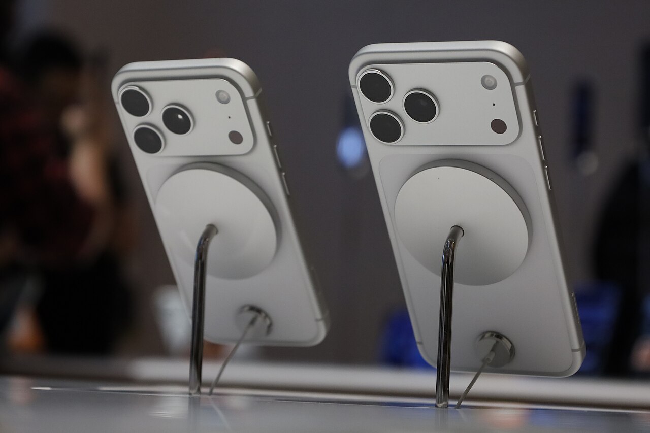 門市展示架上的銀色 iPhone 17 Pro 背面三鏡頭特寫
